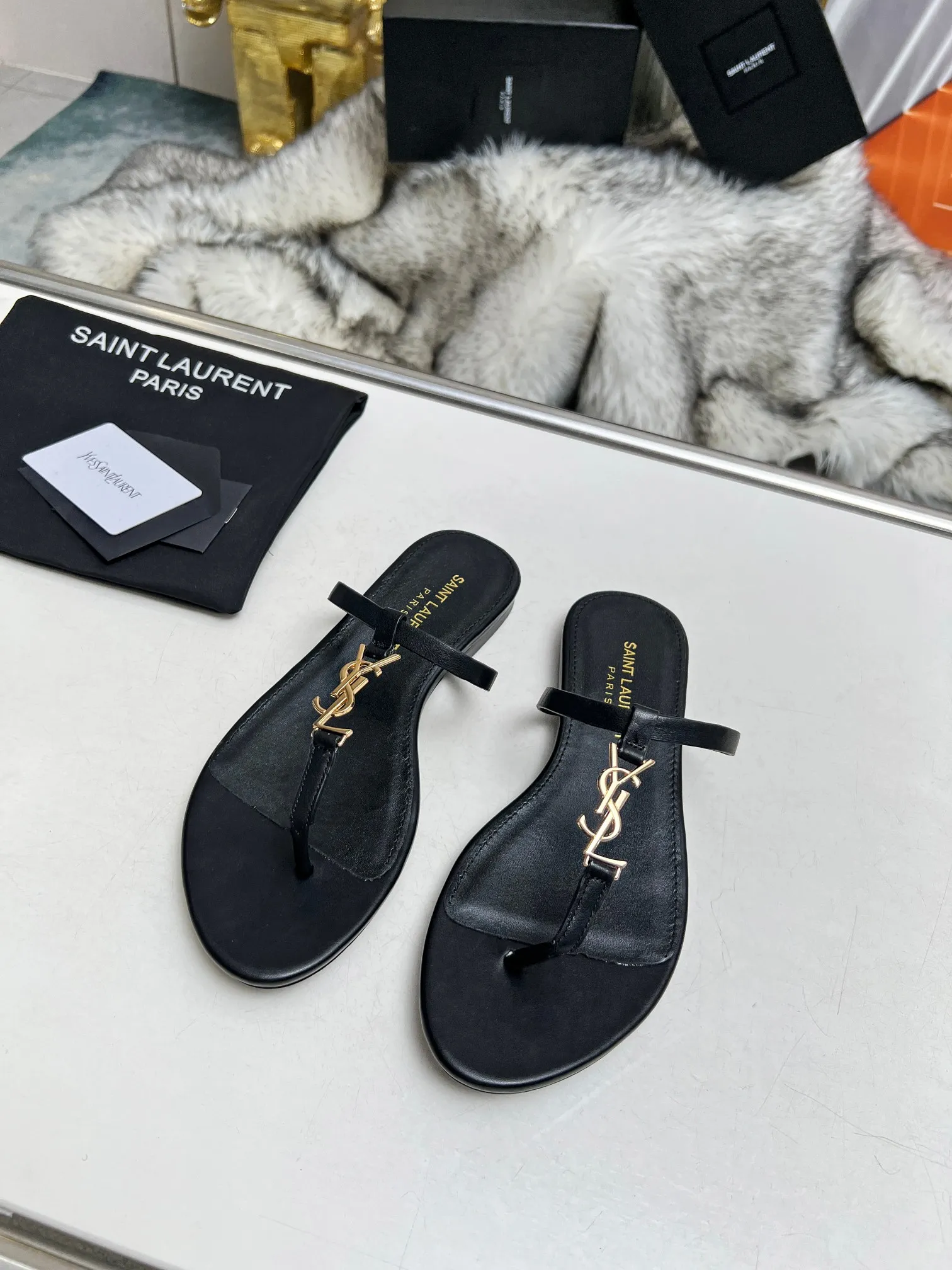 👟👟Ex-factory price 340👟👟 Genuine leather sole +40 Factory number: 5678-2 "Saint Laurent" YSL counter classic flip-flops. High-end customization and top quality. Continuing the family's classic hardware buckle design, it is simple and elegant. The flat 1CM bottom makes it easy for women to control. The unique back buckle design can make the shoes exude a sexy, sweet and feminine look. ▪️Upper: imported grade A cowhide ▪️outsole: Italian cowhide ▪️inner/foot pad: imported sheepskin ▪️heel height: 1cm ▪️size: 35-44 (43 44 customized, non-returnable)